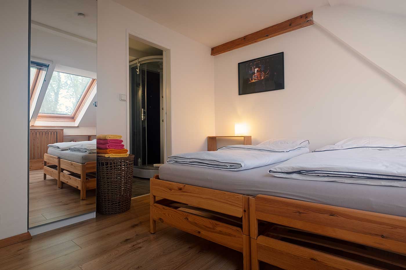 2 Bettzimmer mit Spiegelkasten und Baderaum