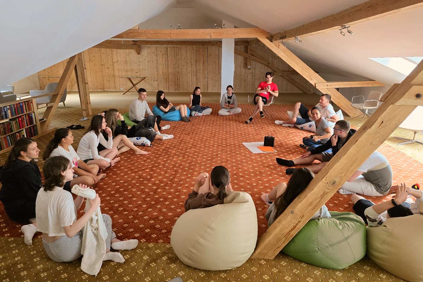 Kindergruppe sitzt im Kreis
